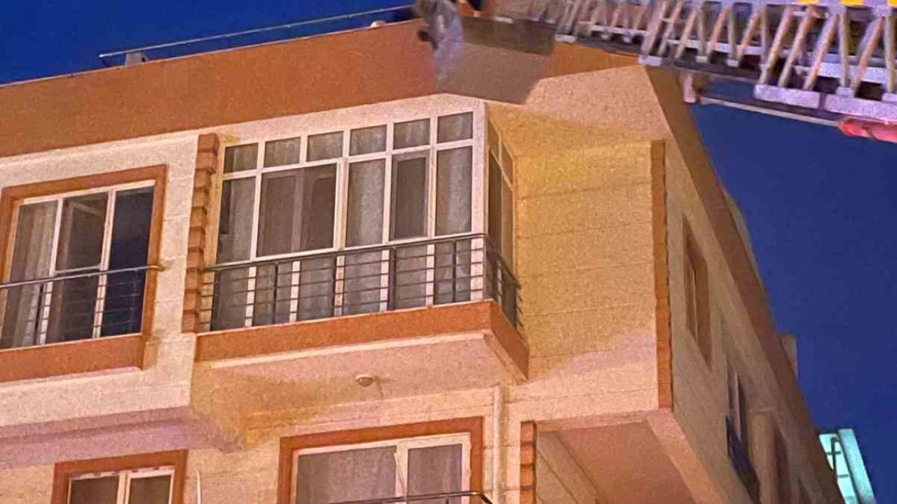 Lapseki’de 4 katlı apartmanda yangın: Çatıda mahsur kalan 4 kişi kurtarıldı