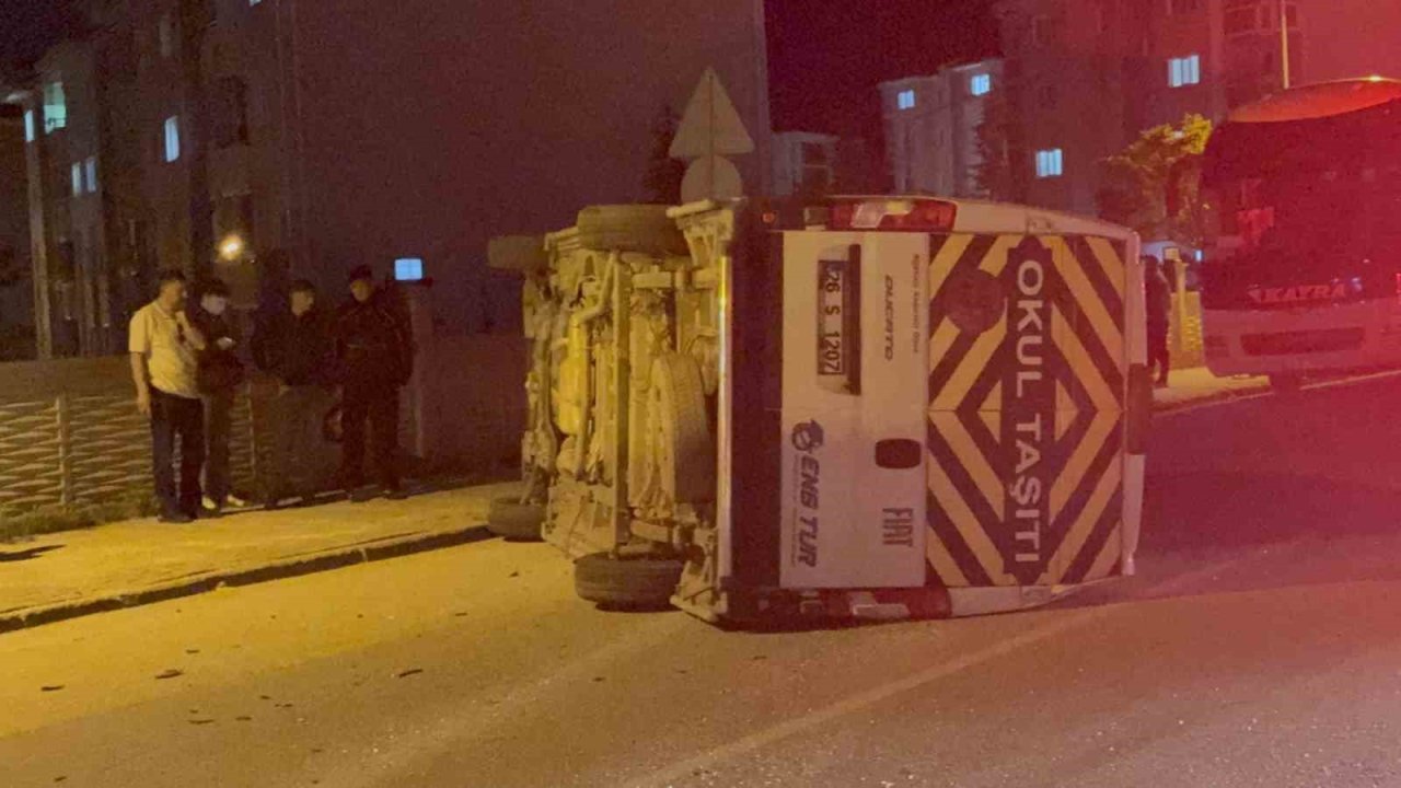 Otomobilin çarptığı işçi servisi yan yattı: 7 yaralı