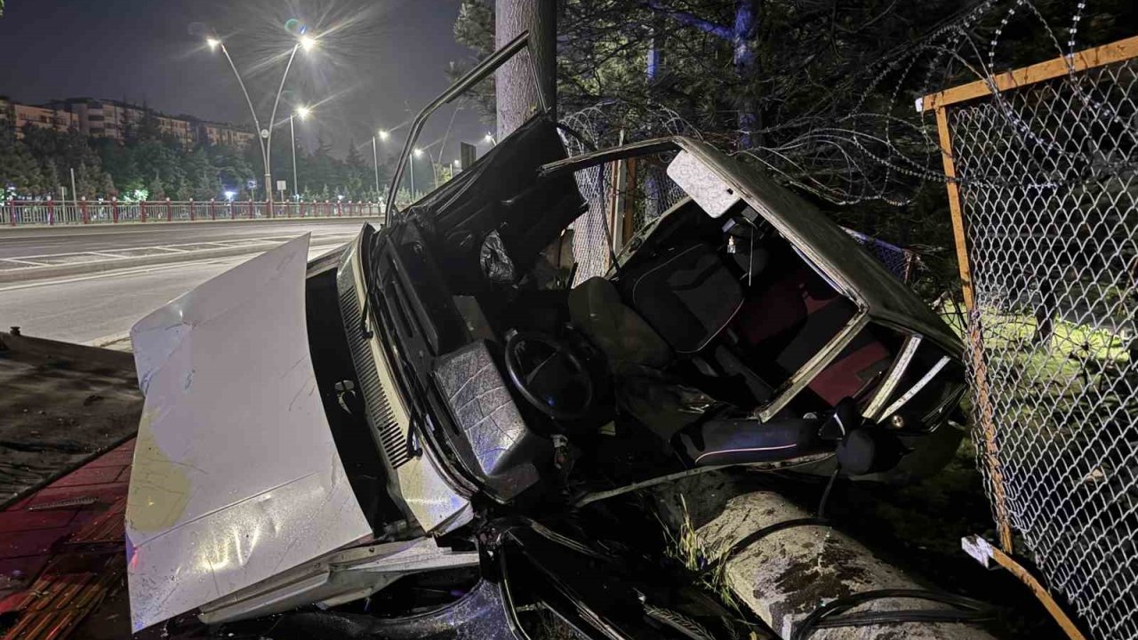 Kayseri’de kontrolden çıkan otomobil bahçeye uçtu: 3 yaralı