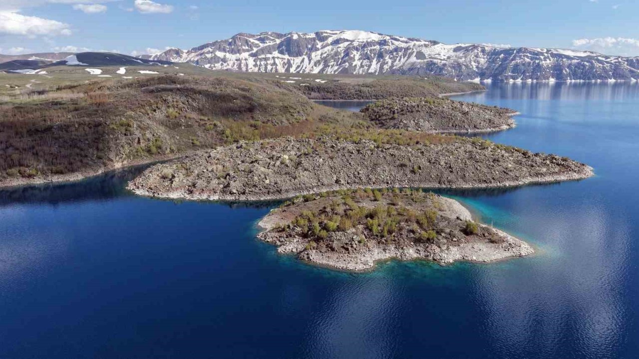 Nemrut Krater Gölü’nde turizm sezonu açıldı