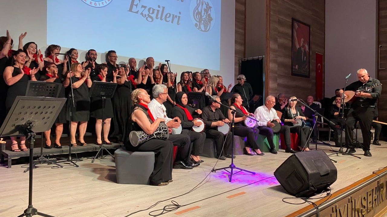 Bağarası ezgileri Alaşehir’i coşturdu