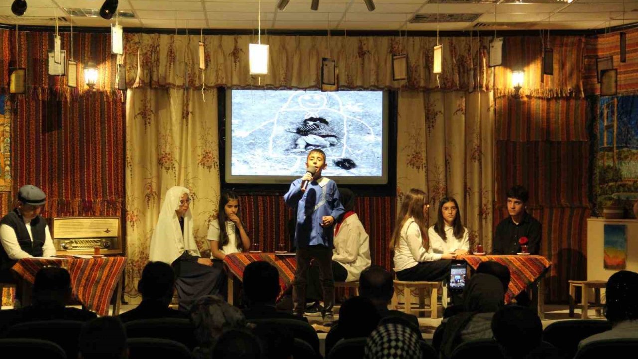 Bayburt’ta öğrencilerden şiir programı ve karma resim sergisi