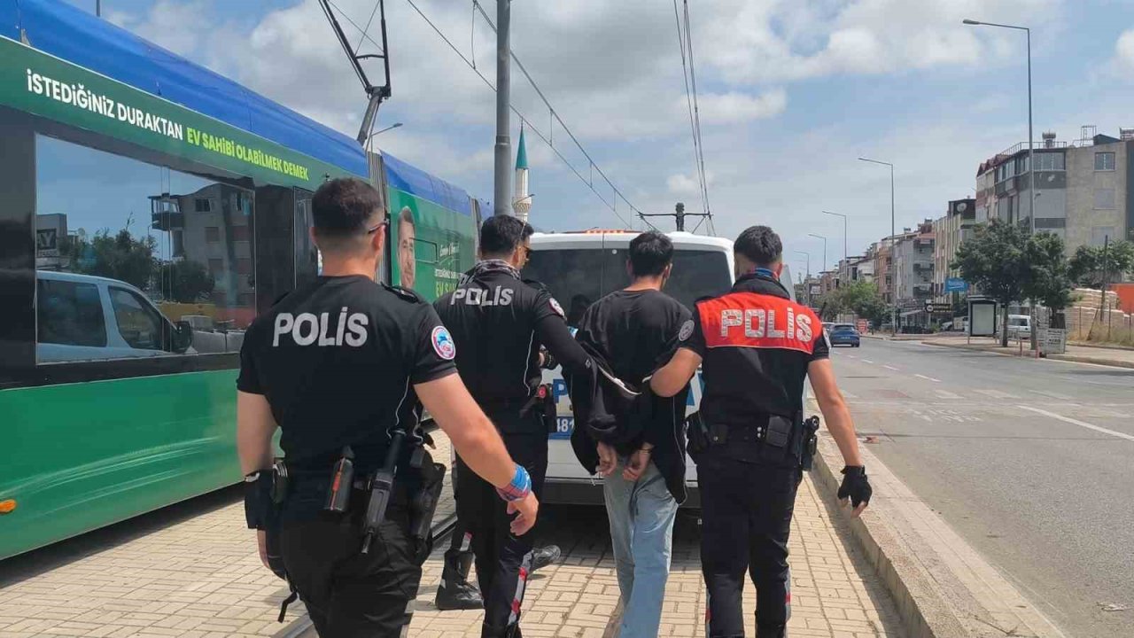 Polisi görünce kaçmak istedi, 34 dosyadan 23 yıl hapis cezası ile arandığı ortaya çıktı
