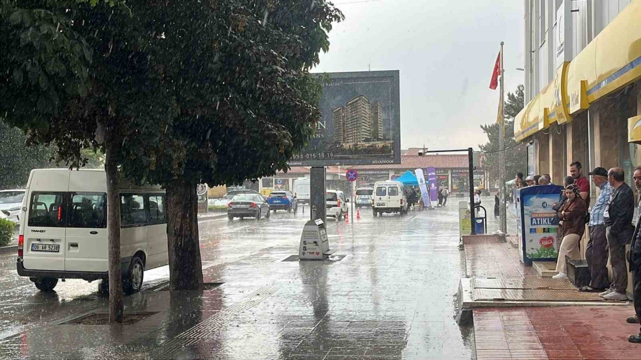 Çorum’da aniden bastıran sağanak vatandaşlara zor anlar yaşattı