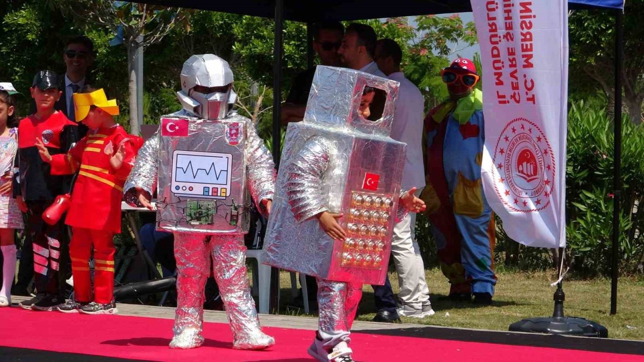 Mersin’de atıklar tasarıma dönüştü, çocuklar podyuma çıktı