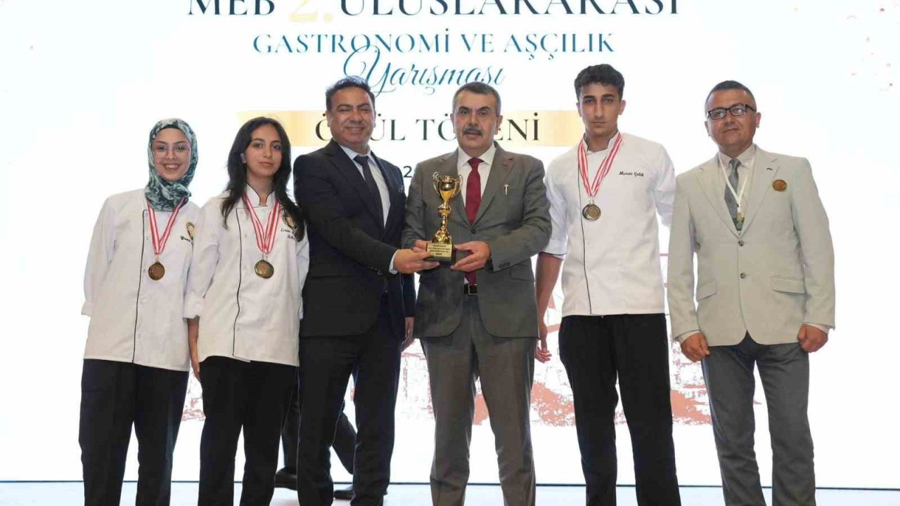 Bakan Yusuf Tekin’den ödül, Ayvalık’ta davul zurnalı karşılama