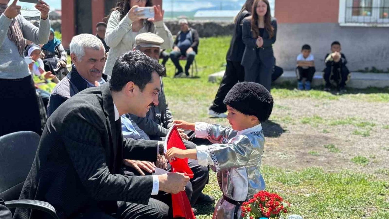Kars’ta köy ilkokulunda yıl sonu coşkusu