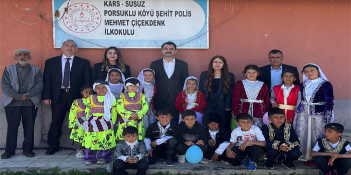 Kaymakam Muhammed Emin Tutal Porsuklu Şehit Polis Mehmet Çiçekdenk İlkokulu’nun Gösterisine Katıldı
