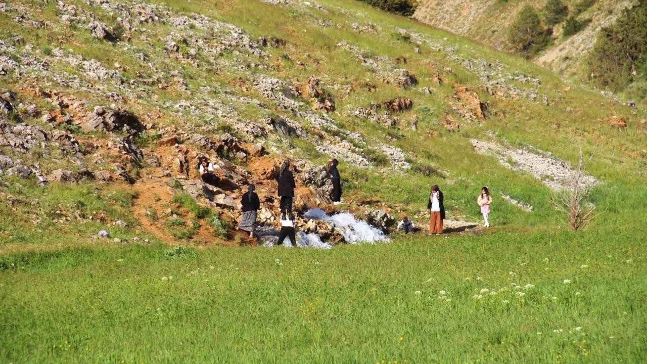 Kayaların arasından fışkıran su görenleri hayran bırakıyor