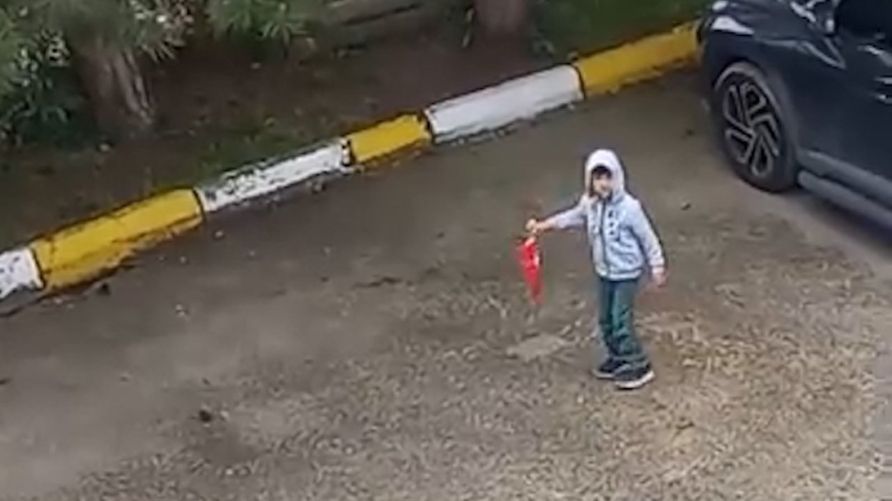 5 yaşındaki çocuk yerde gördüğü Türk bayrağını koşarak kaldırdı