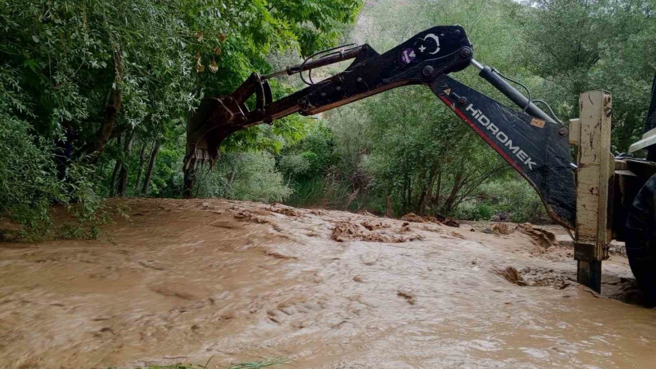 Malatya’da Kozluk Çayı taştı, yürüyüş rotaları su altında kaldı