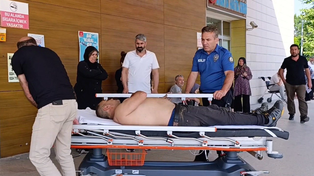 Kiraz toplamak için ağaca çıktı, düşerek ağır yaralandı