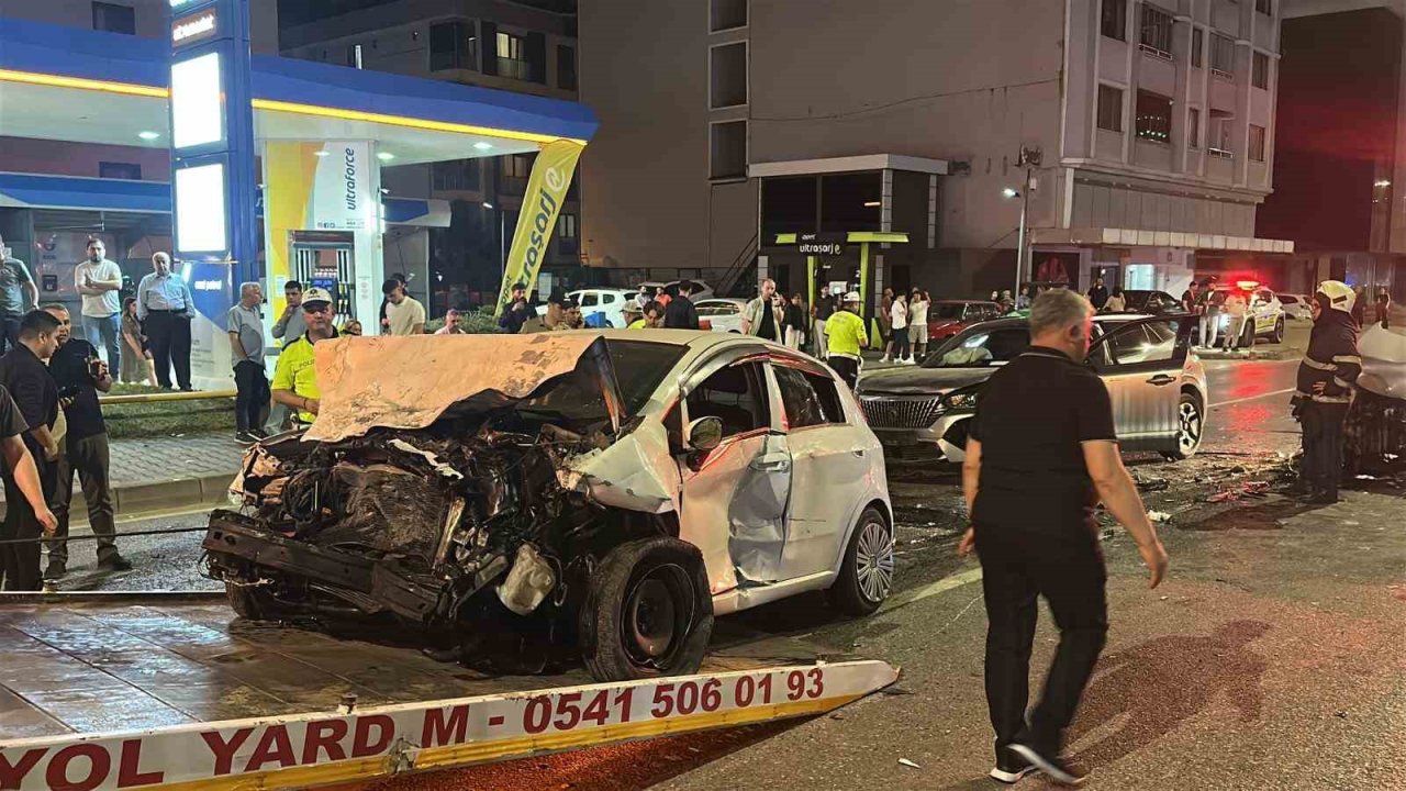 Atakum’da kontrolden çıkan otomobil karşı şeride geçti: 5 yaralı