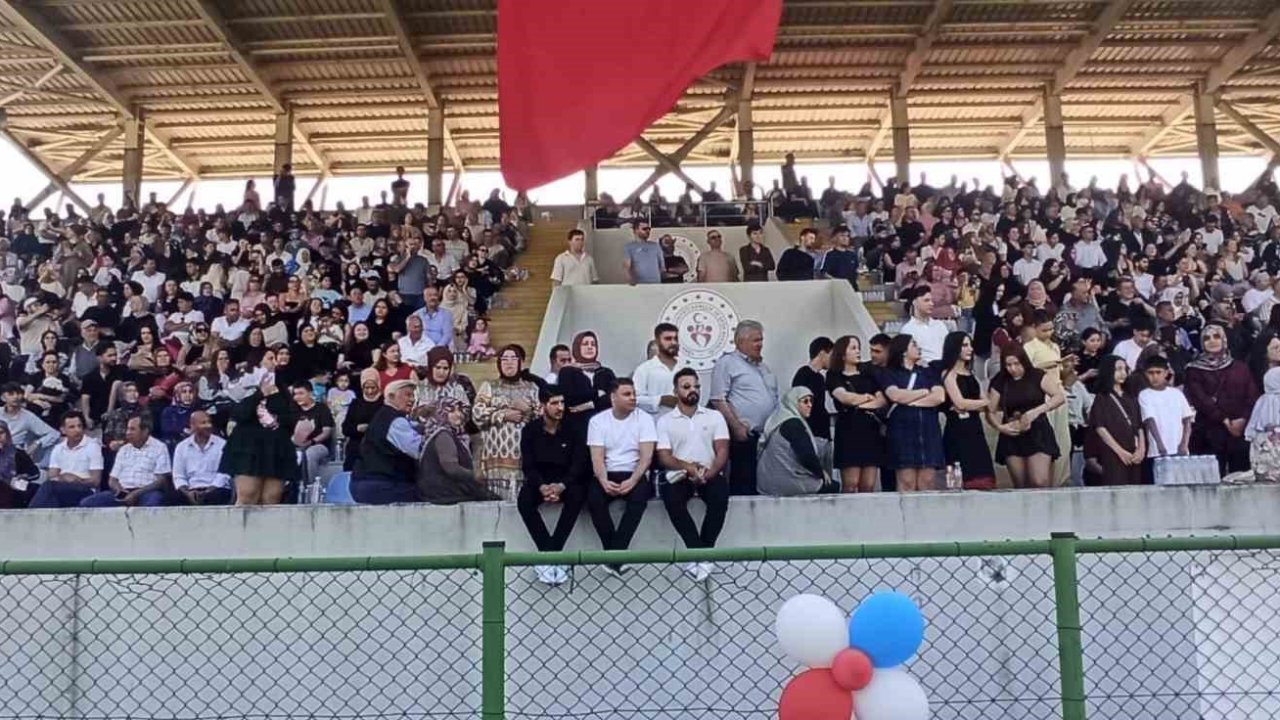 Devrek’te Üniversite öğrencileri mezuniyetlerini kep atarak kutladılar