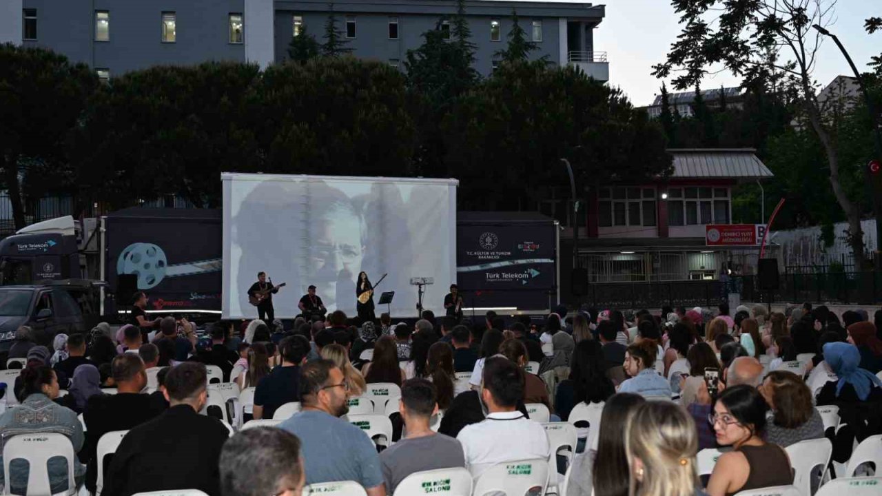 Manisa’da ’Gezen Sinema Tırı’ coşkusu