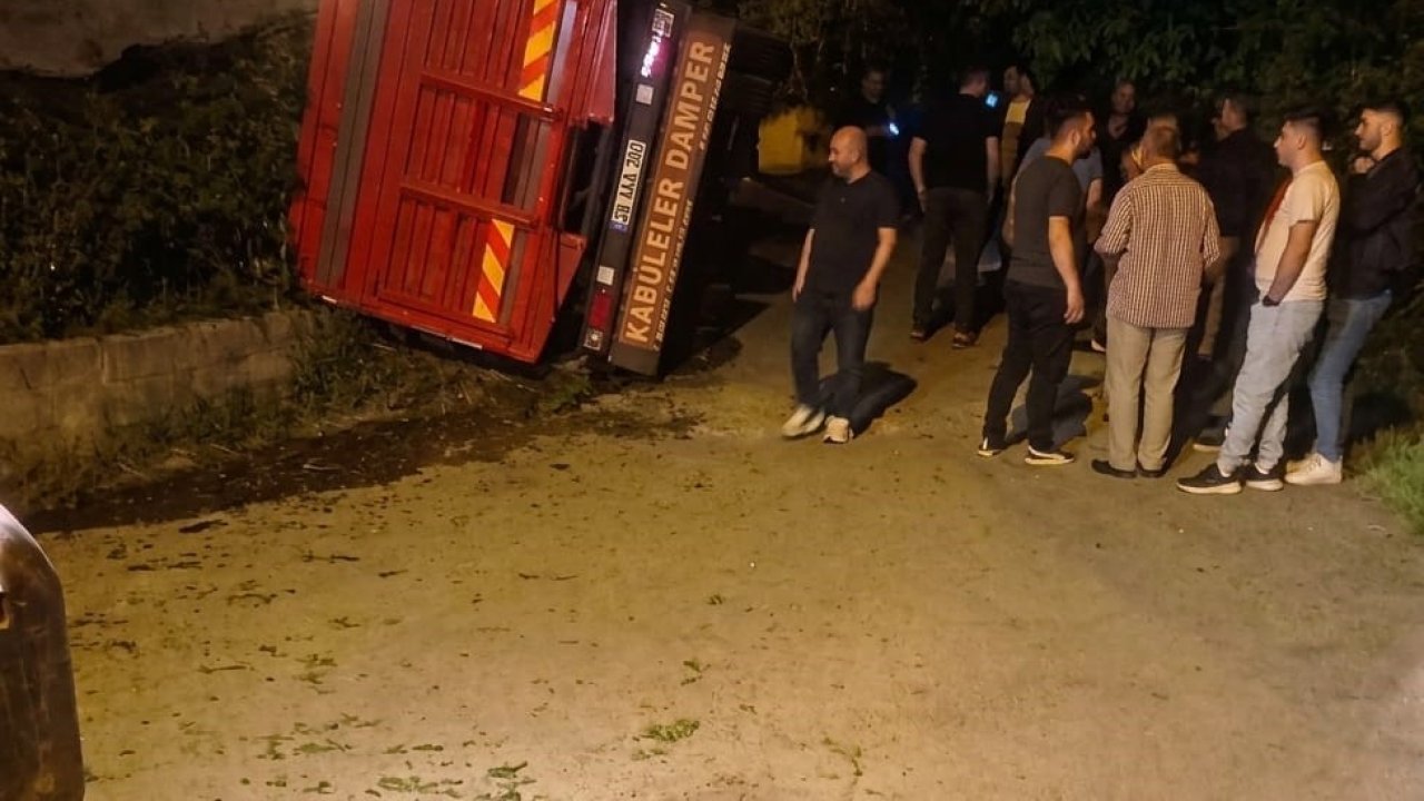 Giresun’da yaş çay yüklü kamyon devrildi