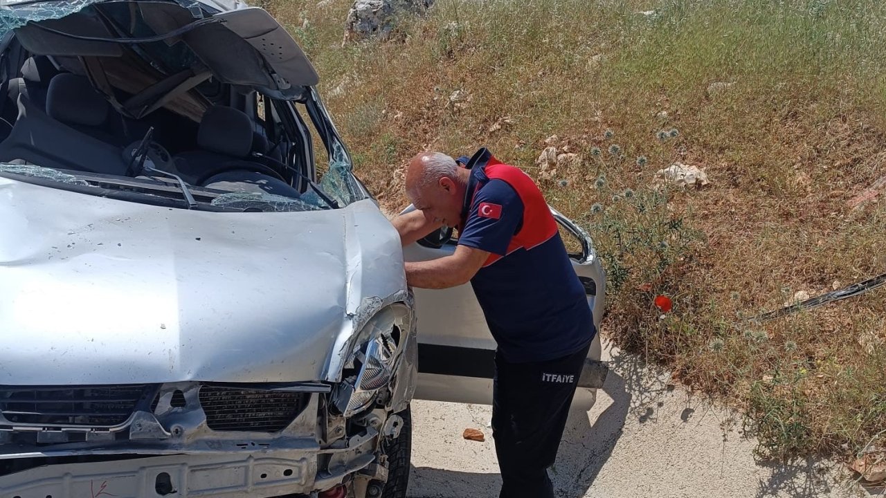 Hafif ticari araç takla attı: 1 ölü, 1 yaralı