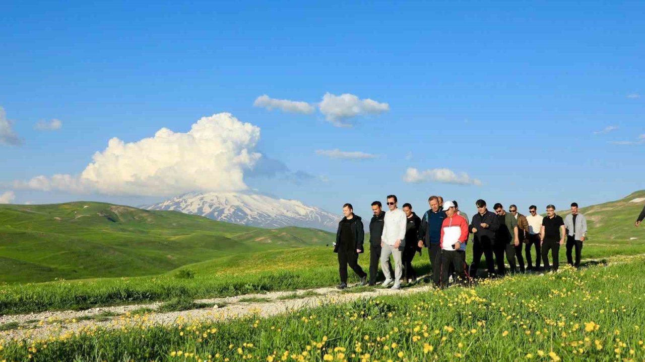 Vali Karakaya, Sütey Yaylası’nda doğa yürüyüşü yaptı
