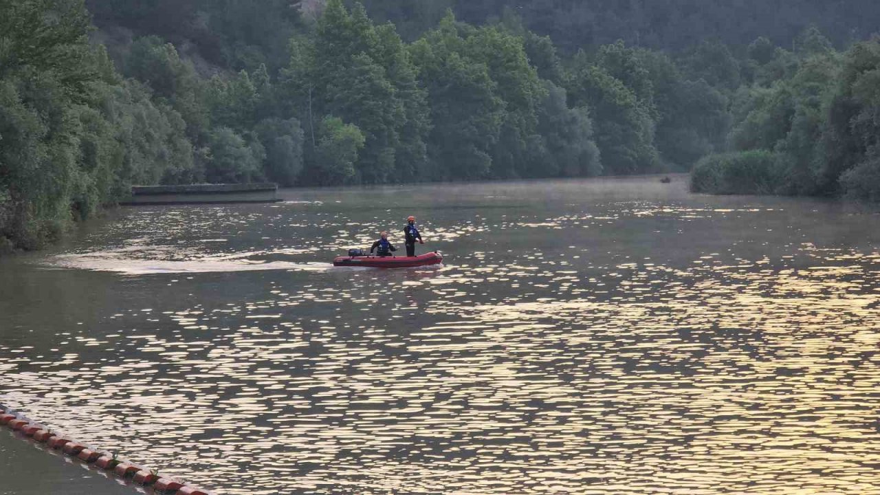 Gece boyu arandı, gün ağarınca botlarla arama çalışmaları yeniden başladı