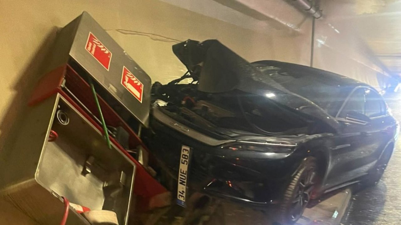 Avrasya Tüneli’nde otomobil, itfaiyeye ait yangın panosuna çarptı
