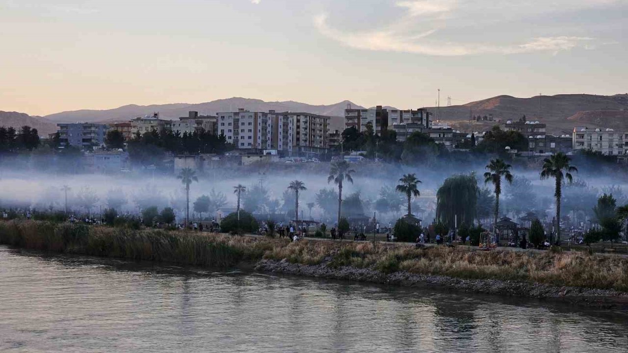 Cizre’de mangal dumanı nehir üzerinde sis görünümü oluşturdu