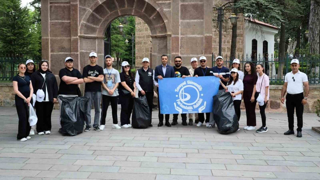 Ertuğrul Gazi Türbesi çevresinde poşet poşet çöp toplandı