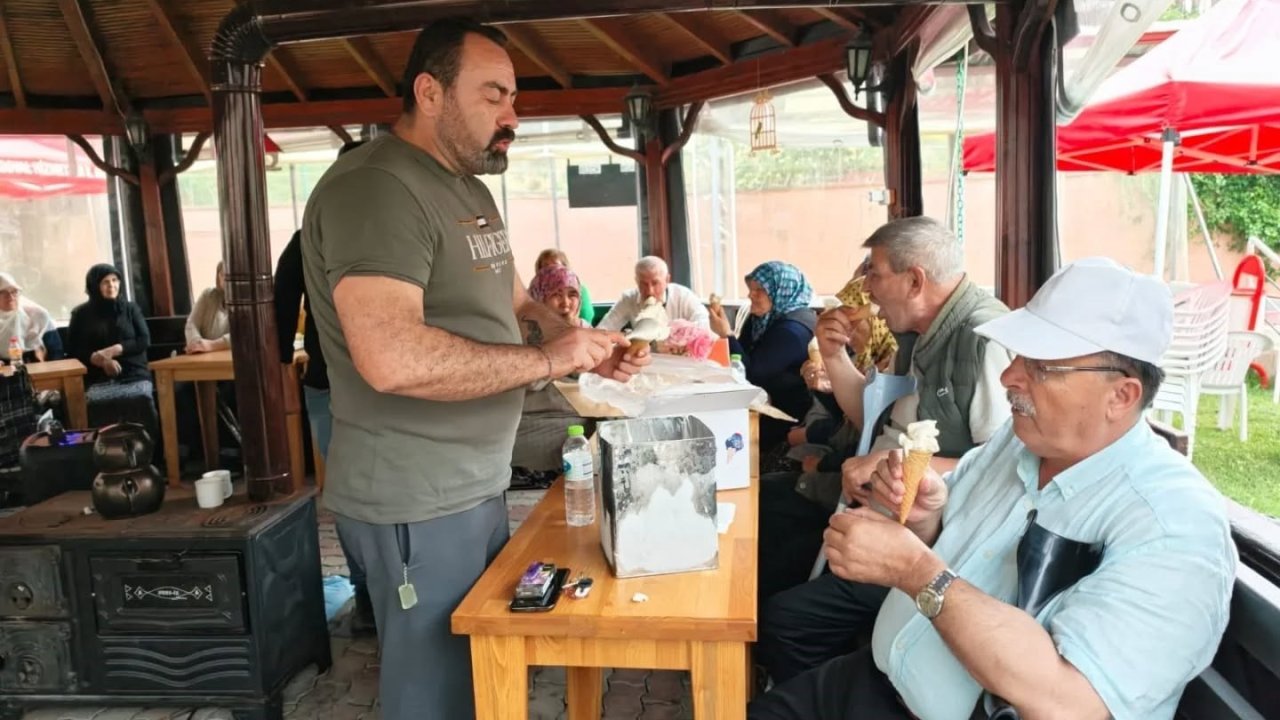 Huzurevinde dondurma keyfi