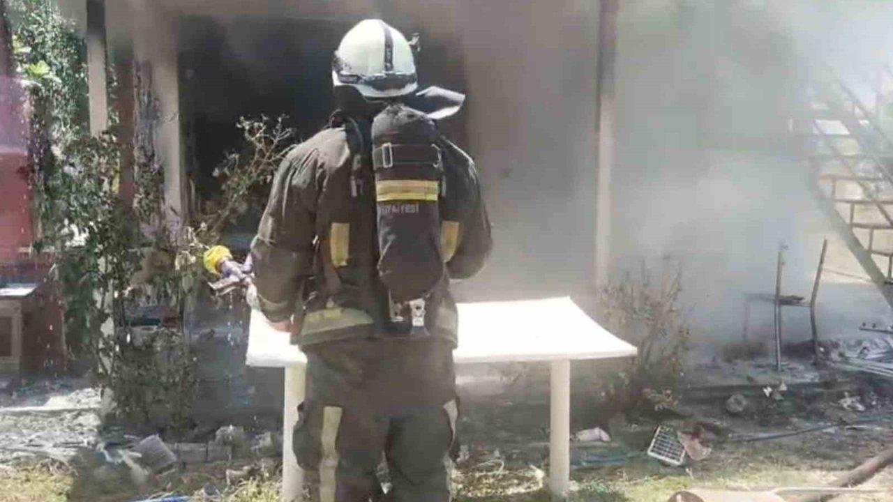 Tarladaki evde çıkan yangın itfaiye ekiplerince söndürüldü