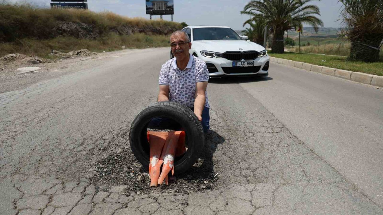 Depremzedelerden belediyeye yol tepkisi: Çukurlara lastik ve duba koydular
