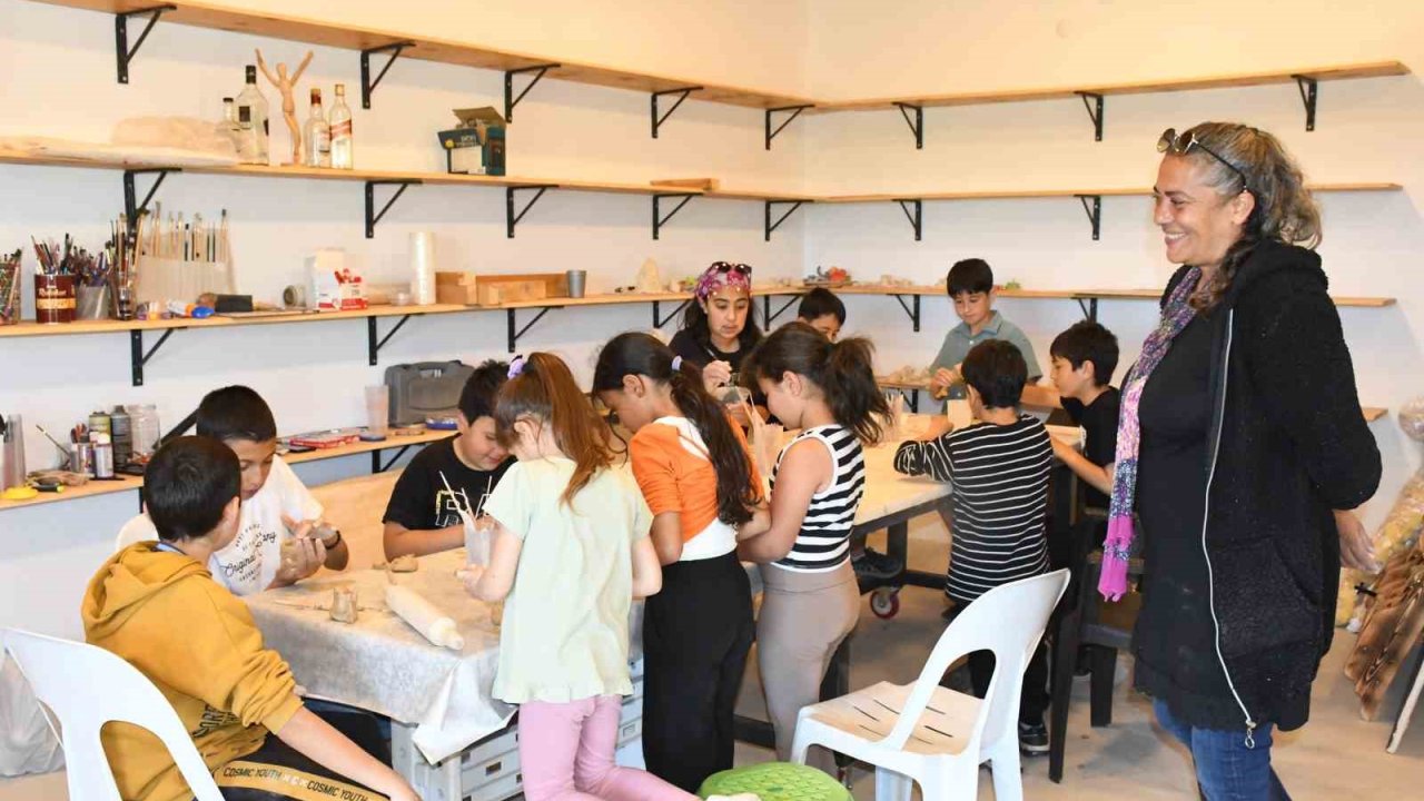 Kasabada kurduğu atölyede çocukların özgüvenini sanatla büyütüyor