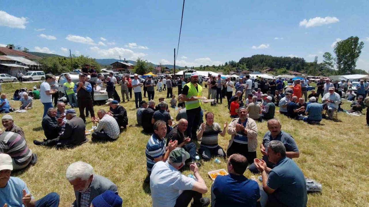 Geleneksel Hacet Bayramı’nda yarım tondan fazla et dağıtıldı