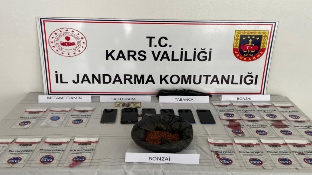 Kars’ta zehir tacirlerine darbe: 7 tutuklama, uyuşturucu ve sahte dolar ele geçirildi