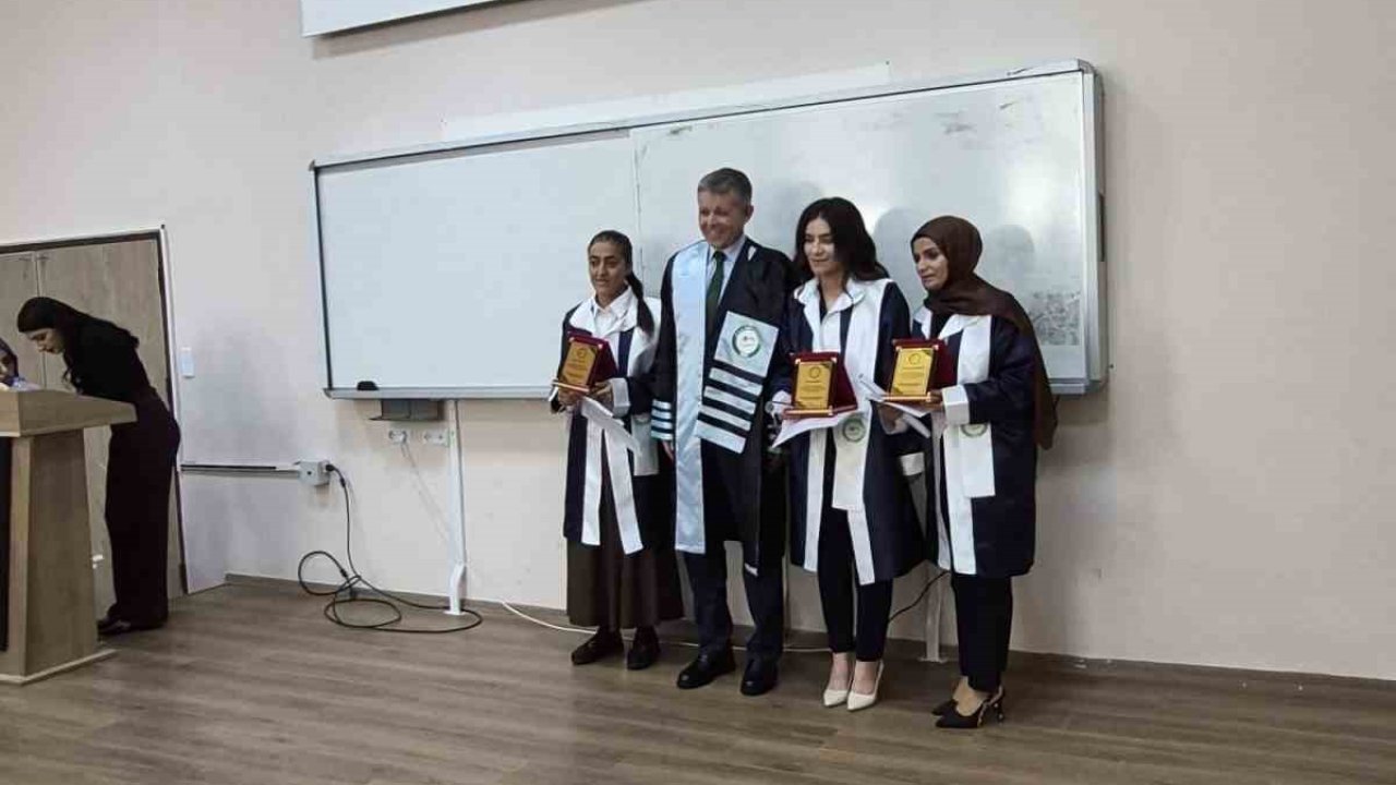 Iğdır Üniversitesi, Türk Dili ve Edebiyatı bölümü mezunlarını plaket ve belgelerle uğurladı