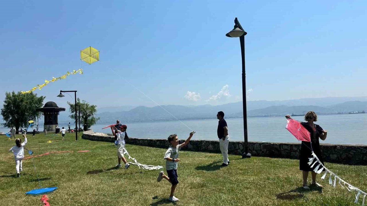 Diplomat çocukları "barış" için uçurtma uçurdu