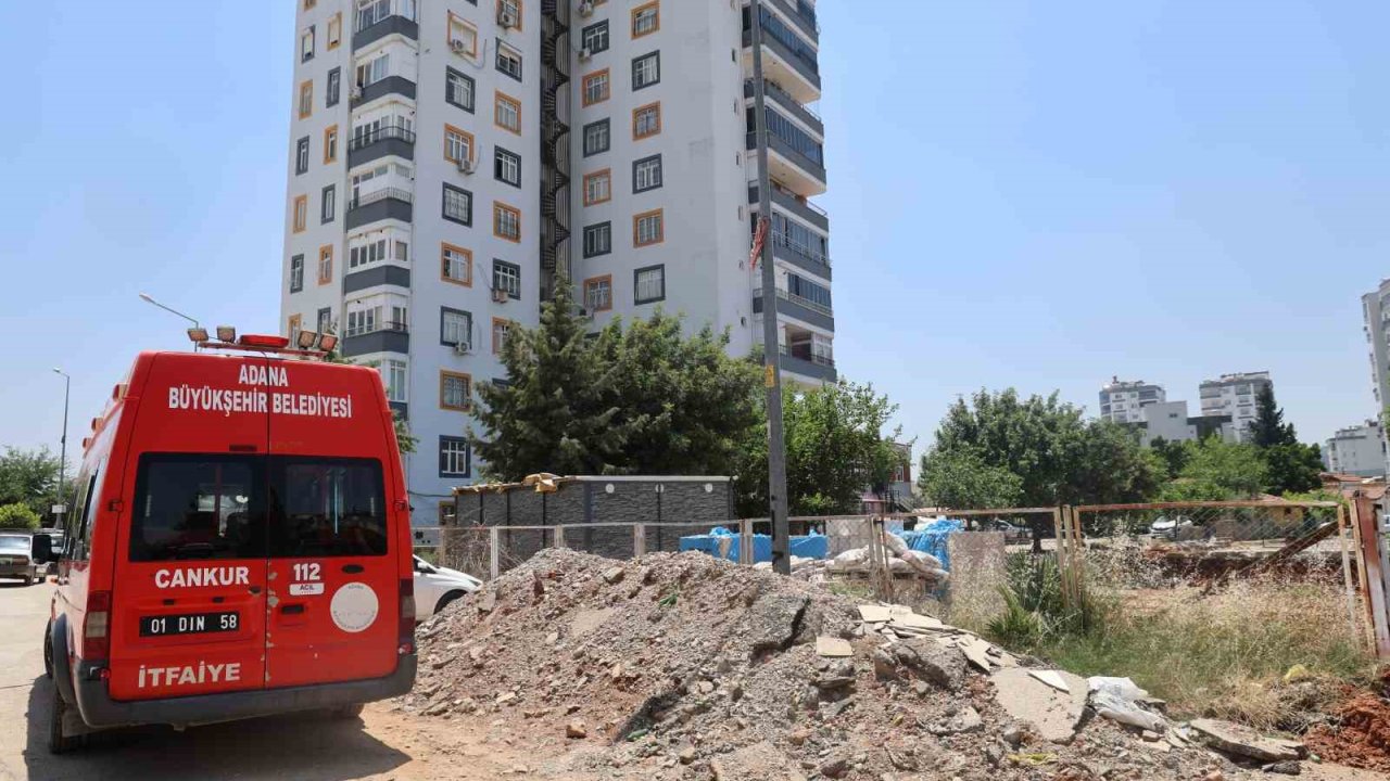 Belediye itfaiye binası için apartmanın istinat duvarını yıktı
