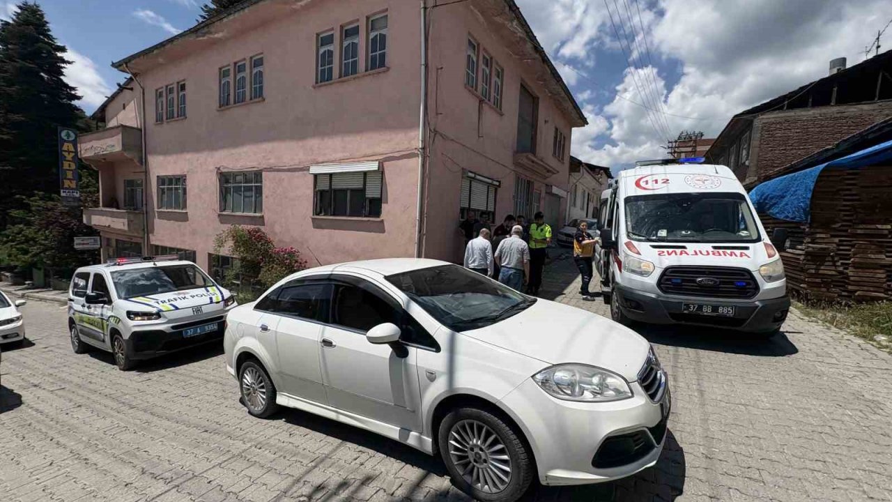 Oyun oynarken yola atlayan çocuğa otomobil çarptı