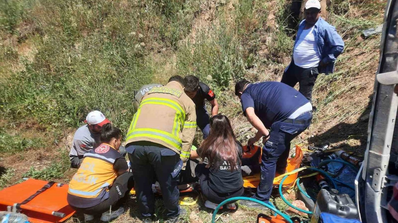 Balıkesir’de kamyon kazasında sürücü itfaiye ekiplerince kurtarıldı