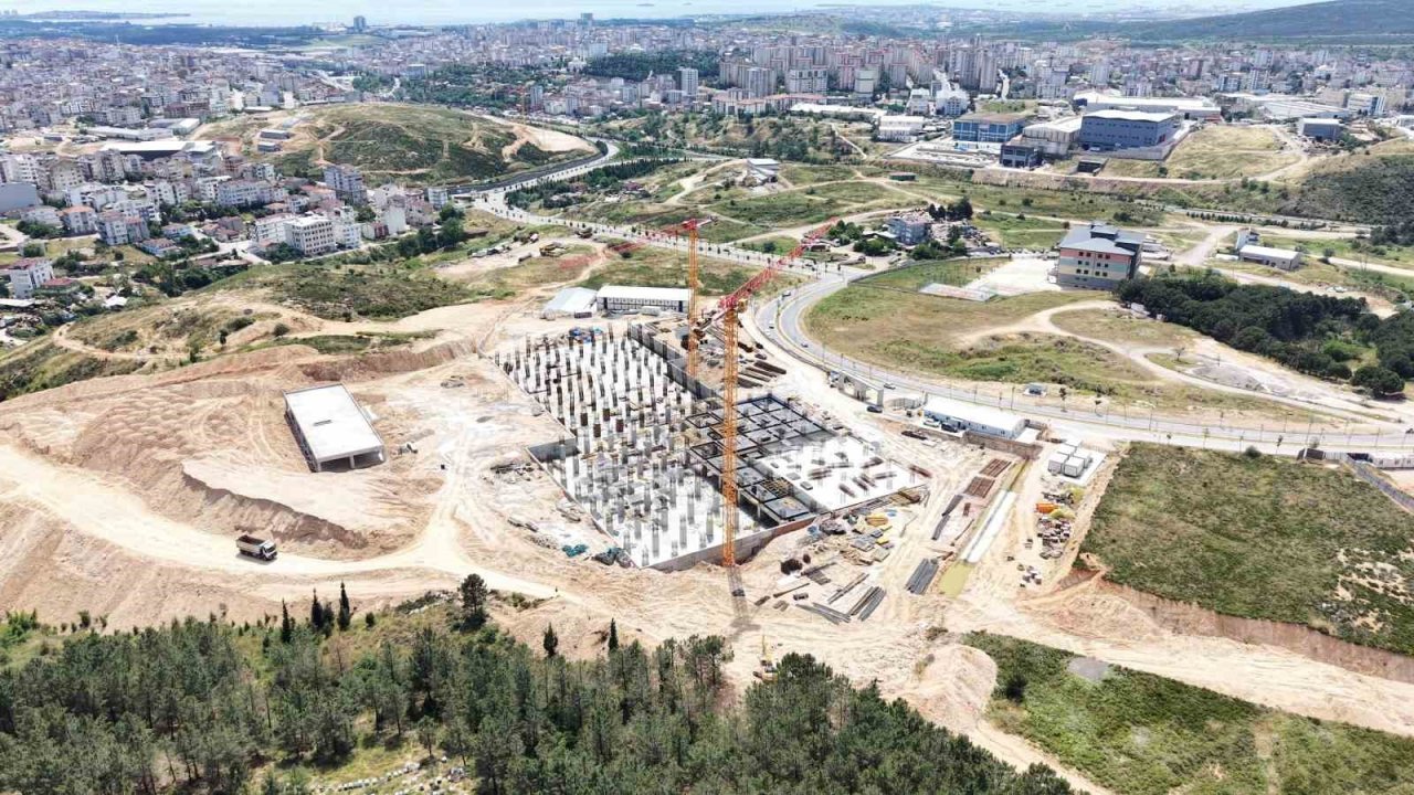 Çayırova Devlet Hastanesi’nde 200 yataklı, deprem izolatörlü inşaatta kaba yapının yarısına yaklaşıldı