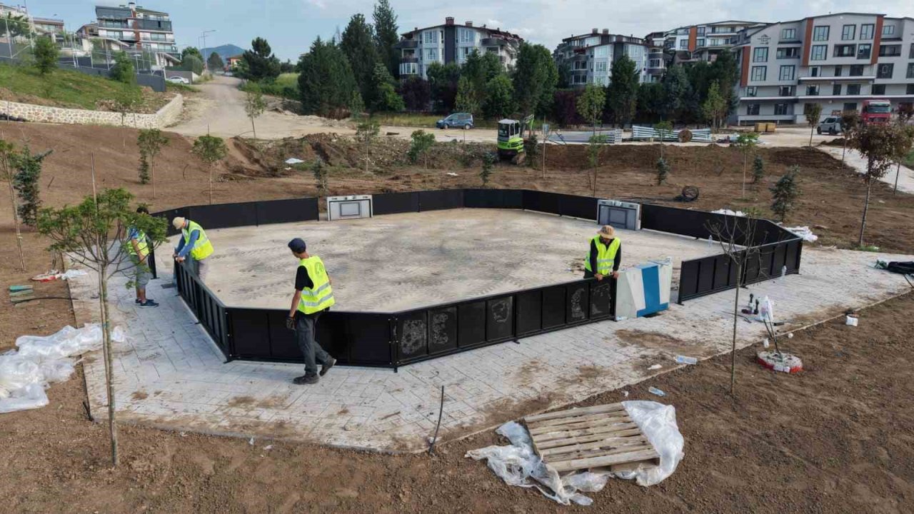 Yeşilyurt Millet Bahçesi’nde çocuk oyun alanlarının kurulumu