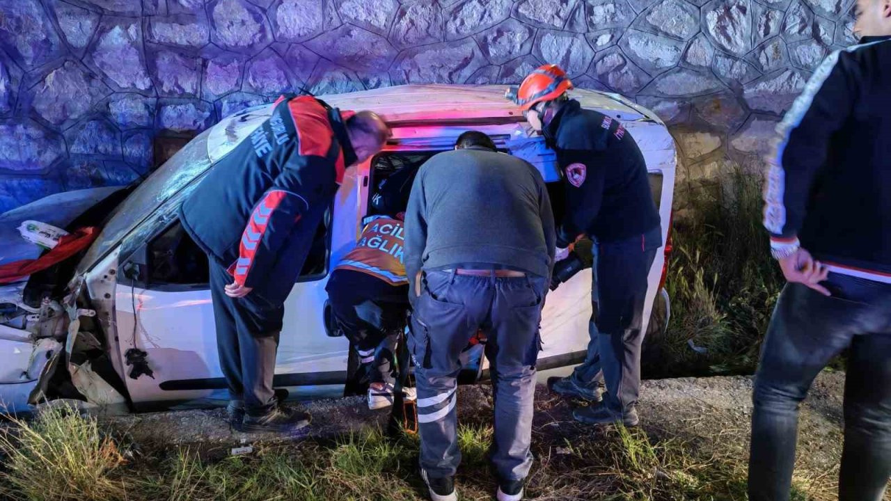 Çorum’da hafif ticari araç istinat duvarından yan yola uçtu: 2 yaralı