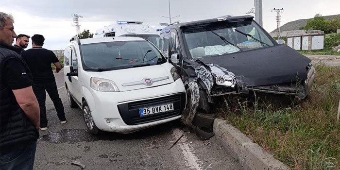 Kars’ta 2 araç çarpıştı: 3’ü çocuk 5 kişi yaralandı