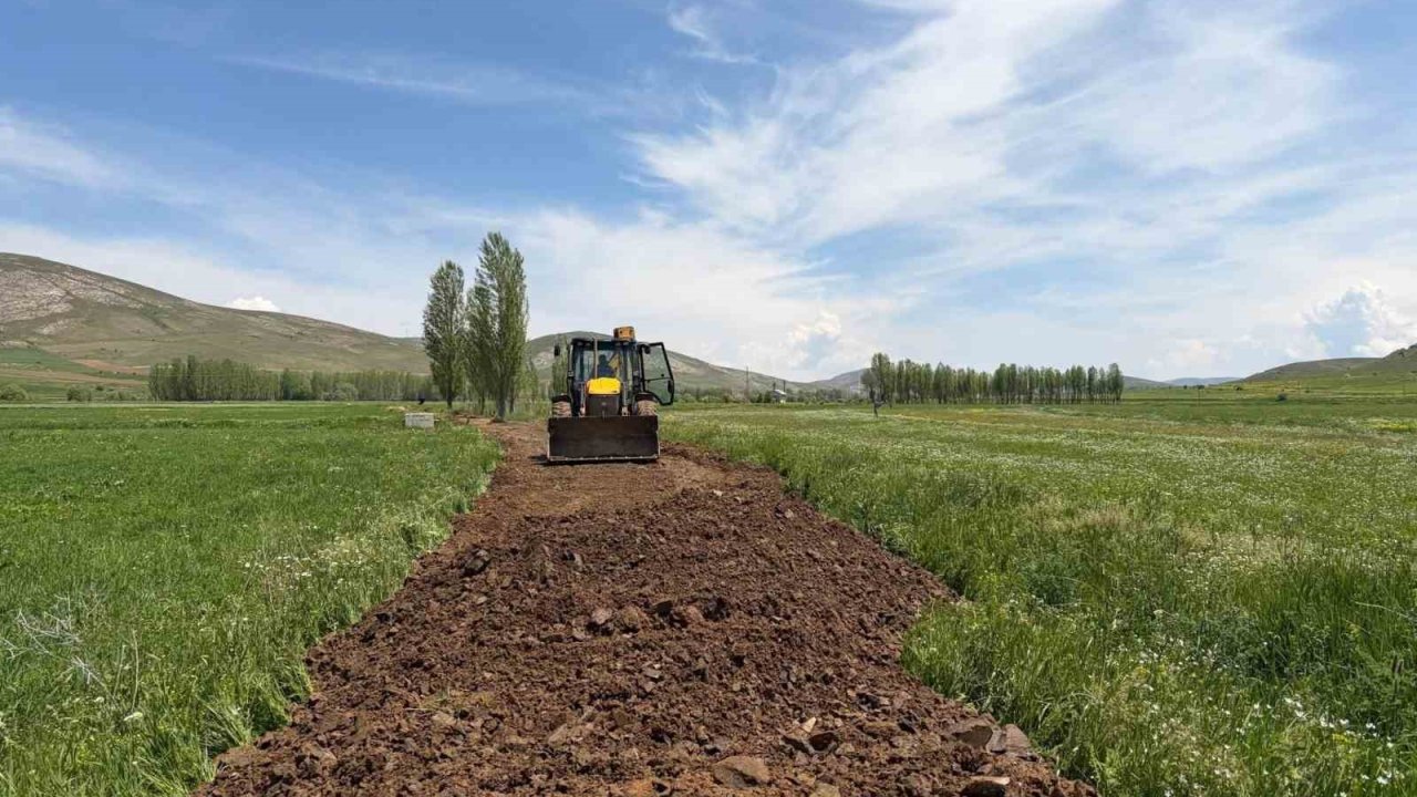 Gökçedere’de bozulan dağ ve arazi yollarında çalışma başlatıldı