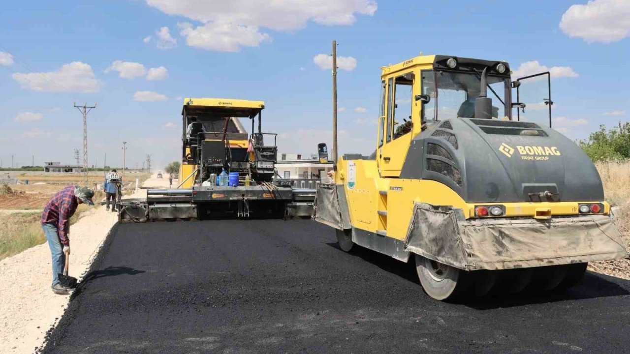 Şanlıurfa’da 14 kilometrelik grup yolunda asfalt seferberliğ