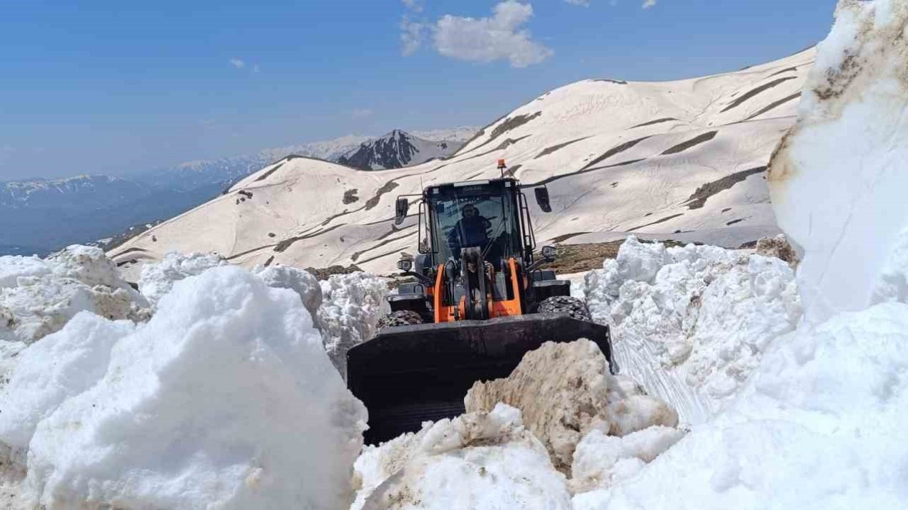 Hakkari’de yaz günü karla mücadele devam ediyor
