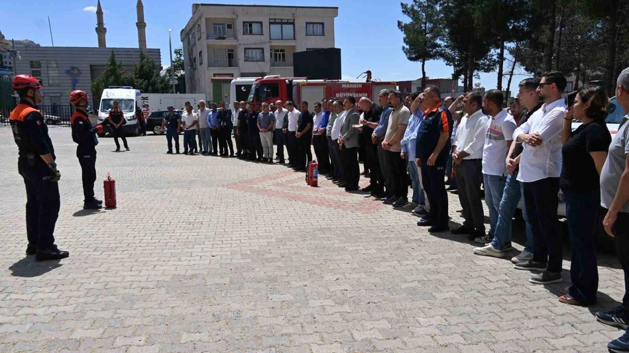 Derik’te yangın söndürme ve tahliye tatbikatı gerçekleştiril