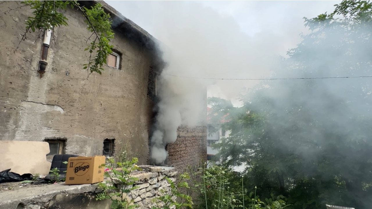 Karabük’te ev yangını büyümeden söndürüldü