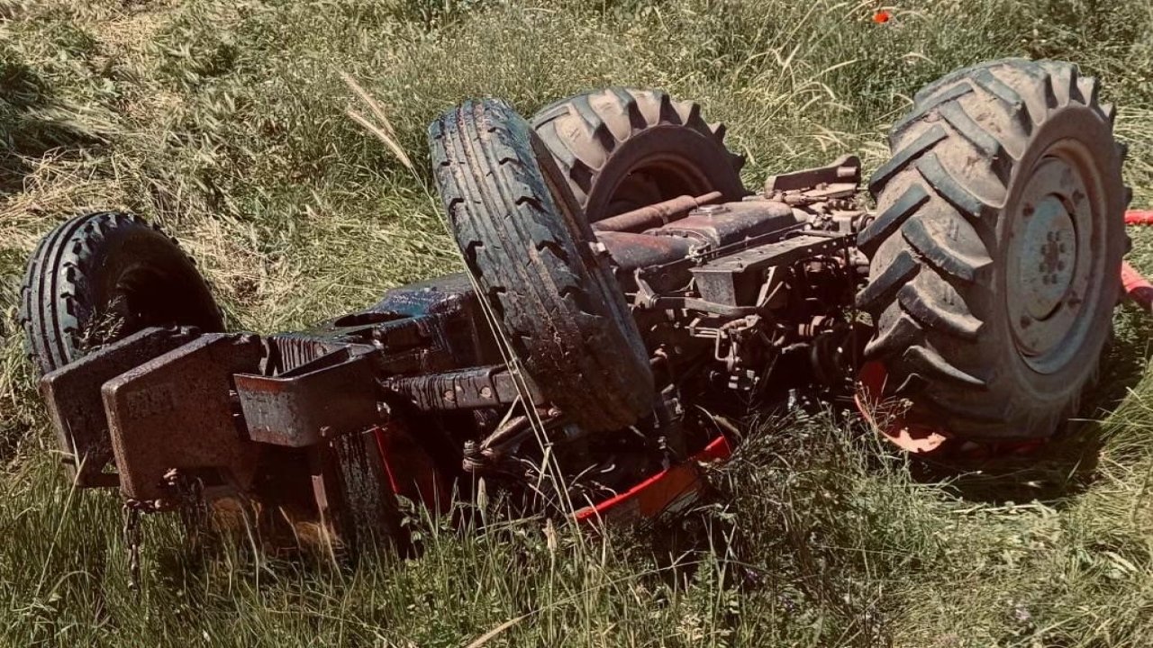 Sivas’ta kontrolden çıkan traktör devrildi: 1 ağır yaralı