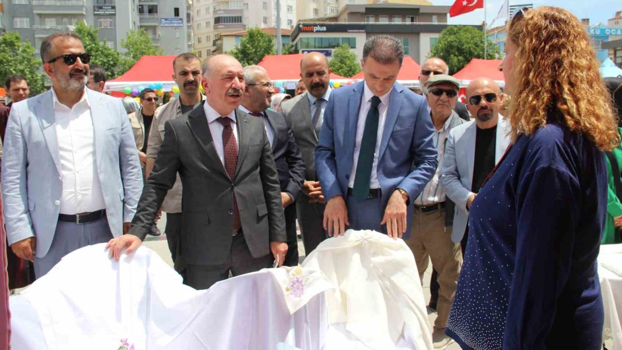 Çorum’da kursiyerlerin 1 yıldır yaptığı el emeği ürünler görücüye çıktı