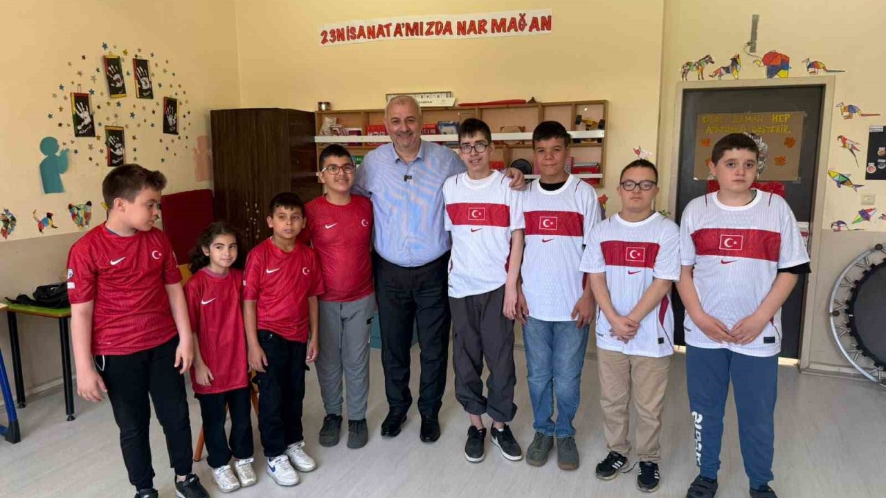 Başkan Yıldız sözünü tuttu öğrencilere milli forma