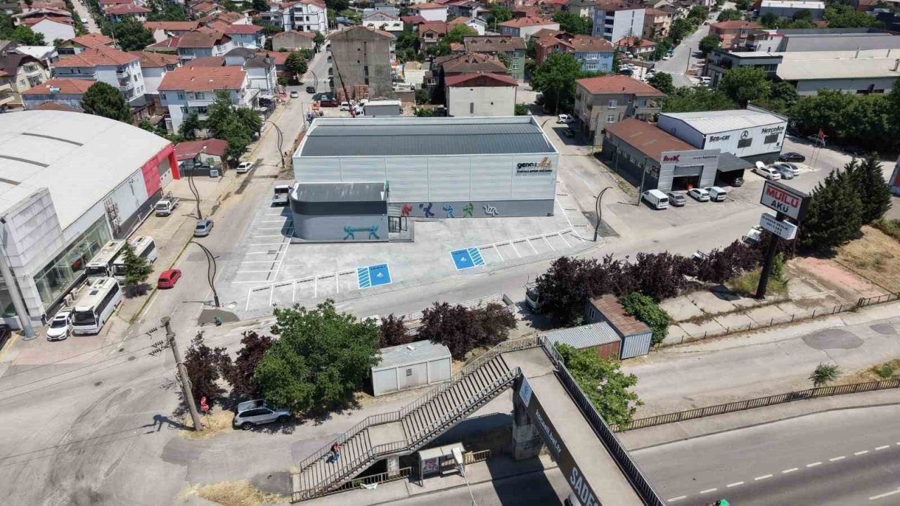 Başiskele’de inşa edilen yeni spor salonu açılış için gün sayıyor